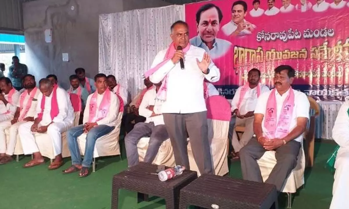 BRS leader Chalmeda Lakshmi Narasimha Rao speaking at Yuvajana Atmiya Sammelan at Konaraopet mandal in Sircilla district on Saturday
