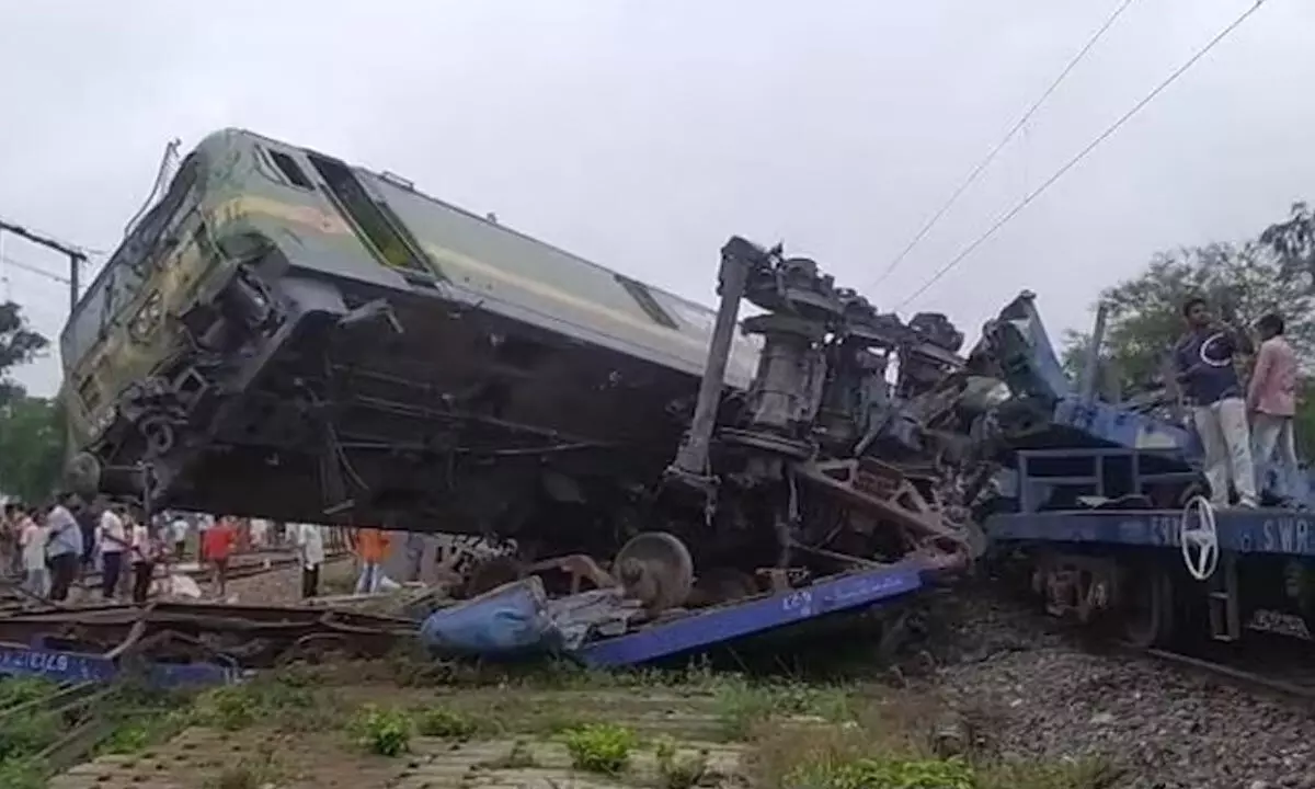 Two Goods Trains Crashed At Bankura Causing A Number Of Wagons To Derail