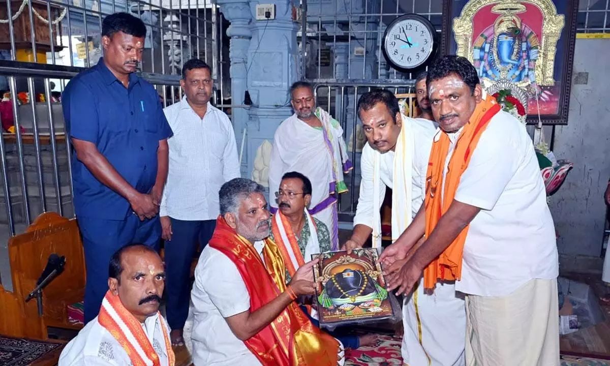 Chandragiri MLA Bhaskara Reddy visits Kanipakam