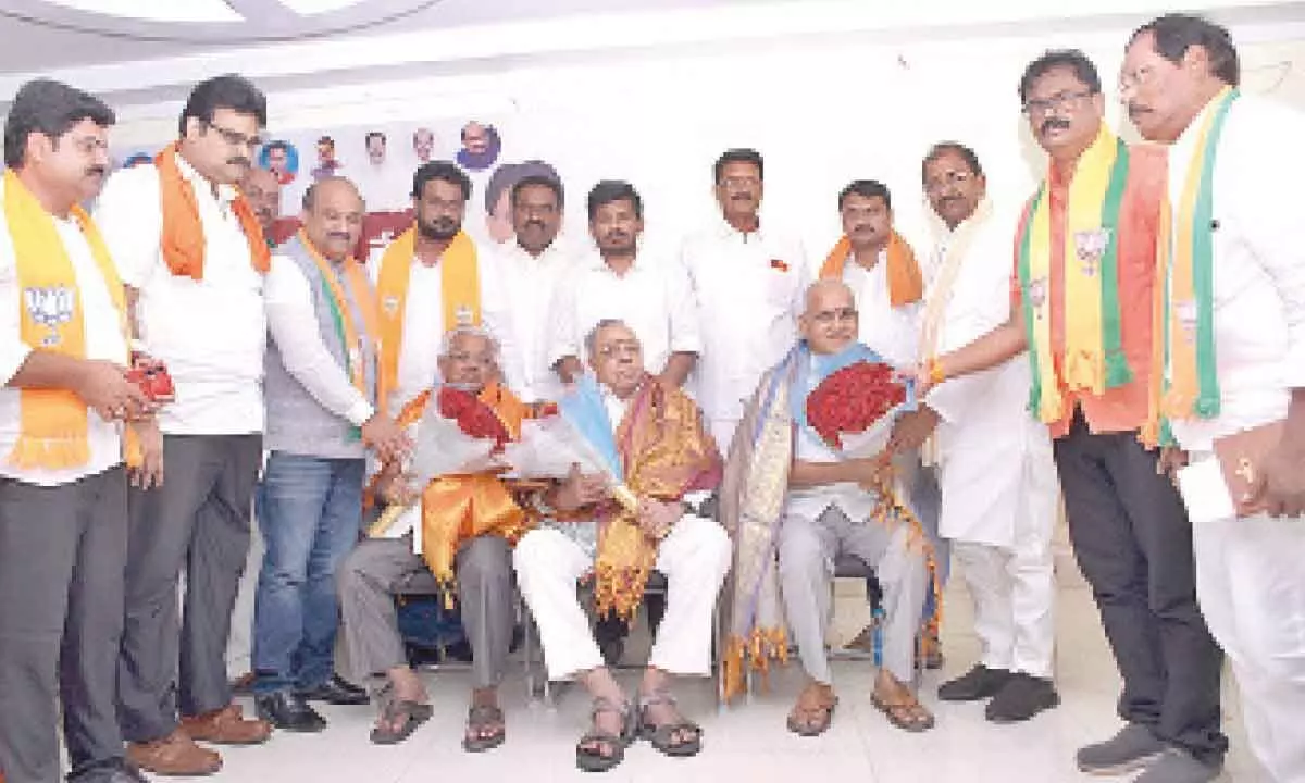 BJP AP president Somu Veerraju and others felicitating senior leaders who went to jail during emergency, in Ongole on Sunday