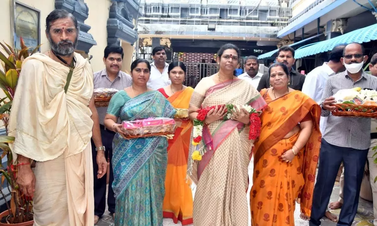 High Court Judge Sujatha offers Saare to the Goddess Kanaka Durga