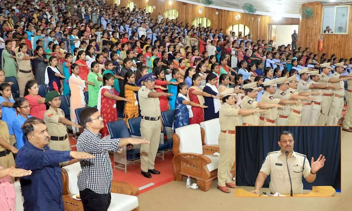 Superintendent of Police P Parameswar Reddy addressing the pledging students and staff at SV University in Tirupati  on Monday