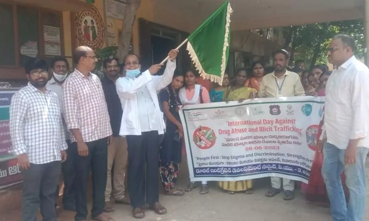 District Medical and Health officer Dr Veerabbai flagging off a rally against drug abuse in Anantapur on Monday