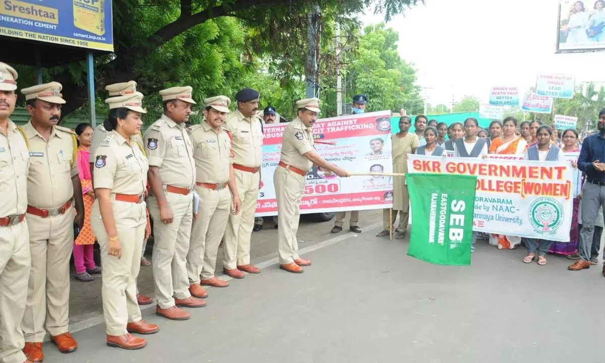 Additional SP (Enforcement Department) P Soma Sekhar flagging off an anti-drug rally in  Rajamahendravaram on Monday