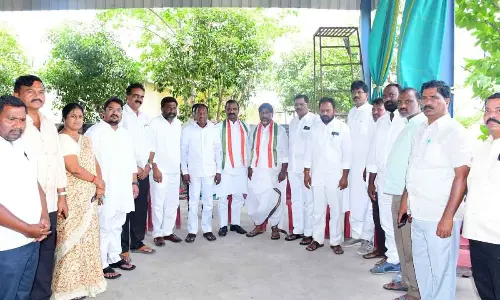 Congress leaders in talks with CLP leader Bhatti Vikramarkain Suryapet on Sunday.