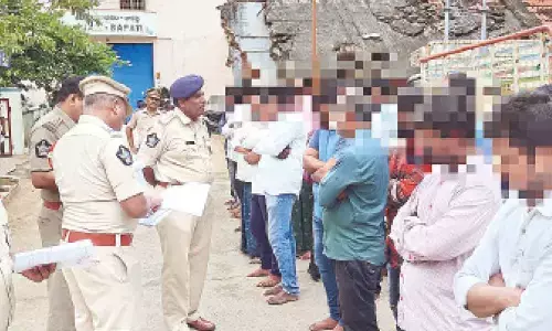 Eluru SP Mary Prasanti producing the recovered mobile phones before the media in Eluru on Friday