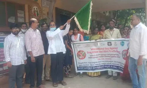 District Medical and Health officer Dr Veerabbai flagging off a rally against drug abuse in Anantapur on Monday