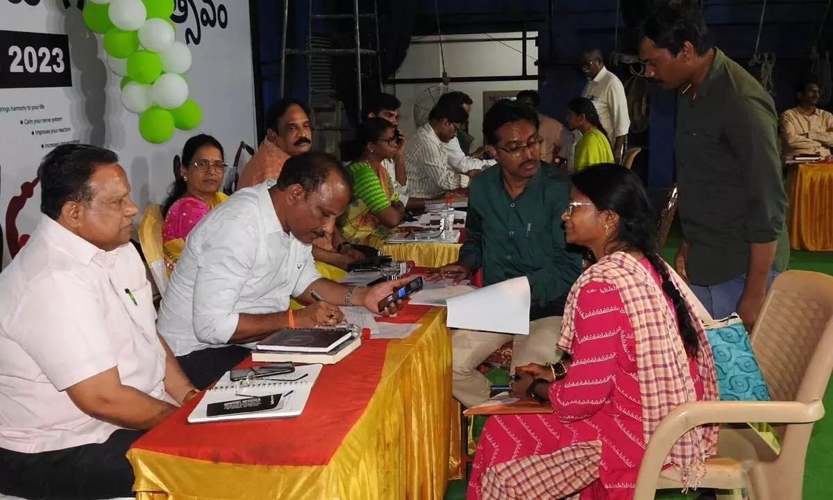 Municipal Administration Regional Director Srinivasa Rao conducting counselling for the transfers of ward secretariat employees at Sri Venkateswara Vignana Mandiram in Guntur on Monday