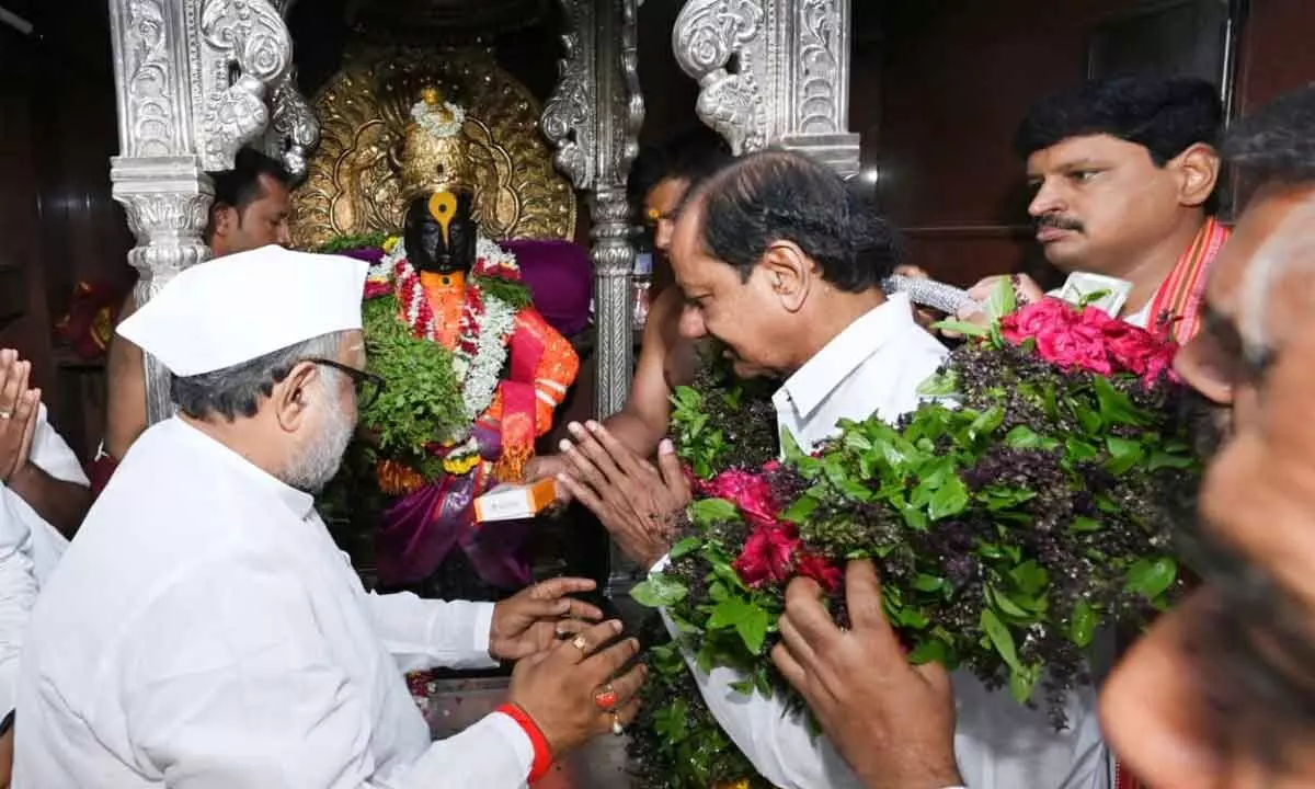 CM KCR performs Pooja at Lord Vithoba temple at Pandharpur