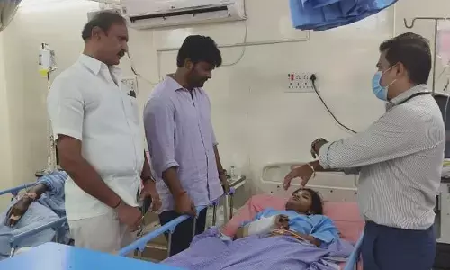 DCC president Makkan Singh Raj Tagore visiting the  persons injured in a bus accident at a hospital in Peddapalli on Monday