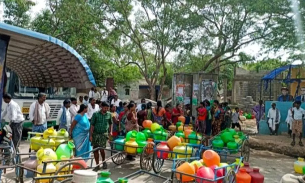 Residents of Yerigeri village in Kowthalam mandal in Mantralayam constituency in Kurnool district staging a rasta roko with empty drinking water pots on Tuesday
