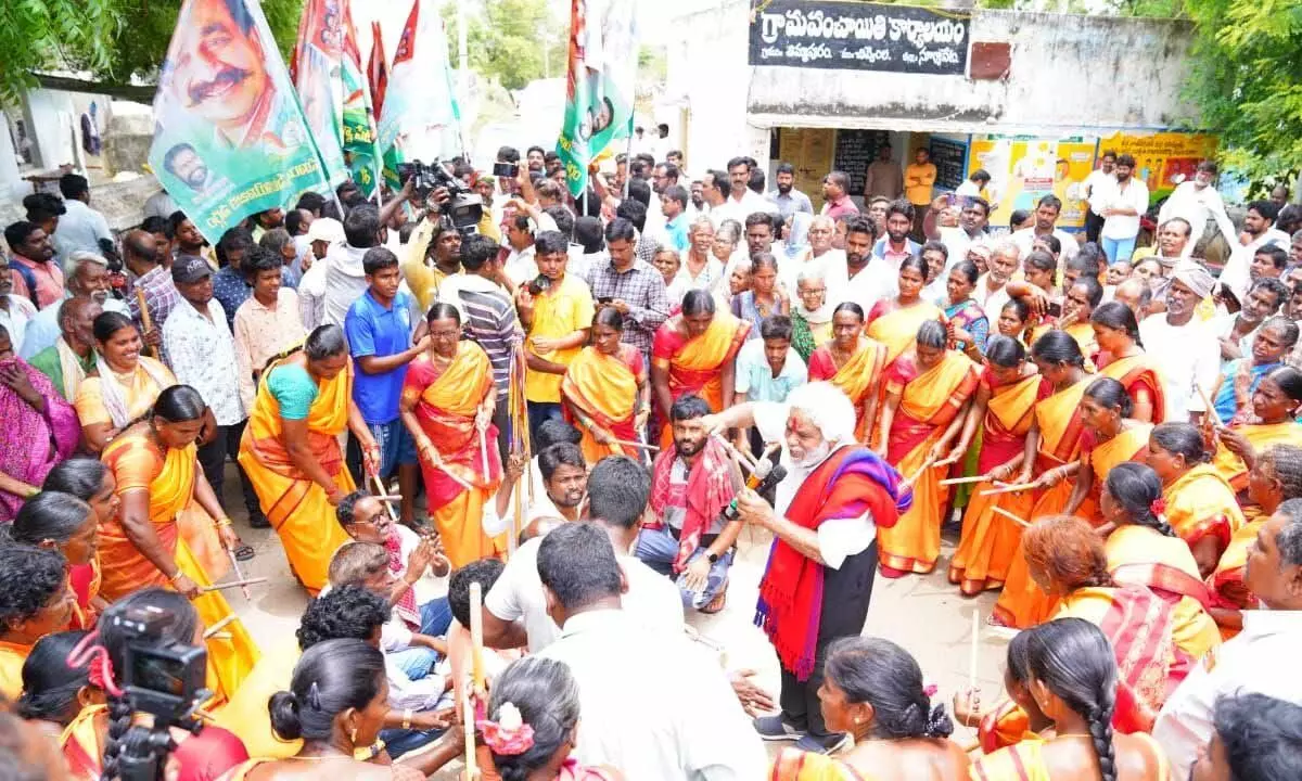 Gaddar became centre of attraction during Bhatti’s padayatra in Suryapet constituency on Tuesday