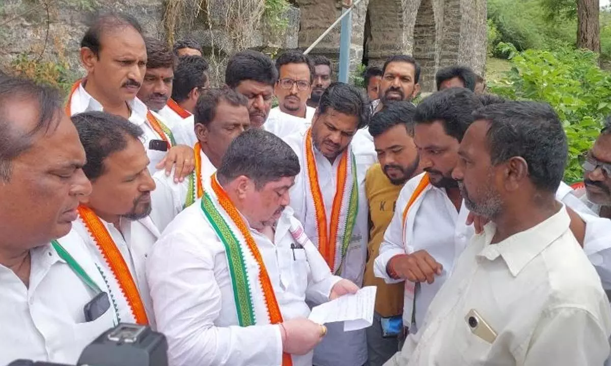 Former MP Ponnam Prabhakar along with Congress party workers visited the historic Elagandula Qilla in  Karimnagar on Tuesday