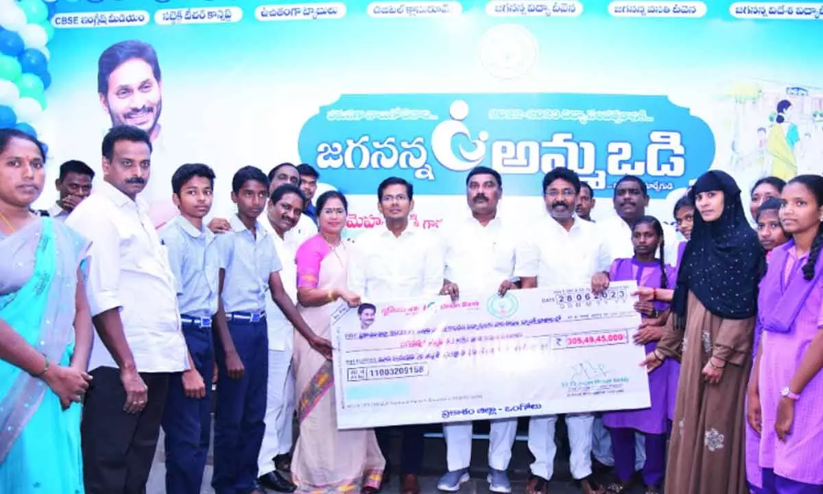Ministers Merugu Nagarjuna and Dr Audimulapu Suresh and district Collector AS Dinesh Kumar presenting specimen cheque of Amma Vodi benefits to the beneficiaries in Ongole on Wednesday