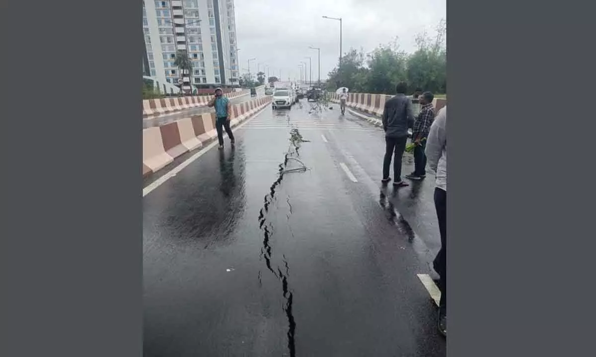 Bridge on River Tapsi in Surat develops huge cracks