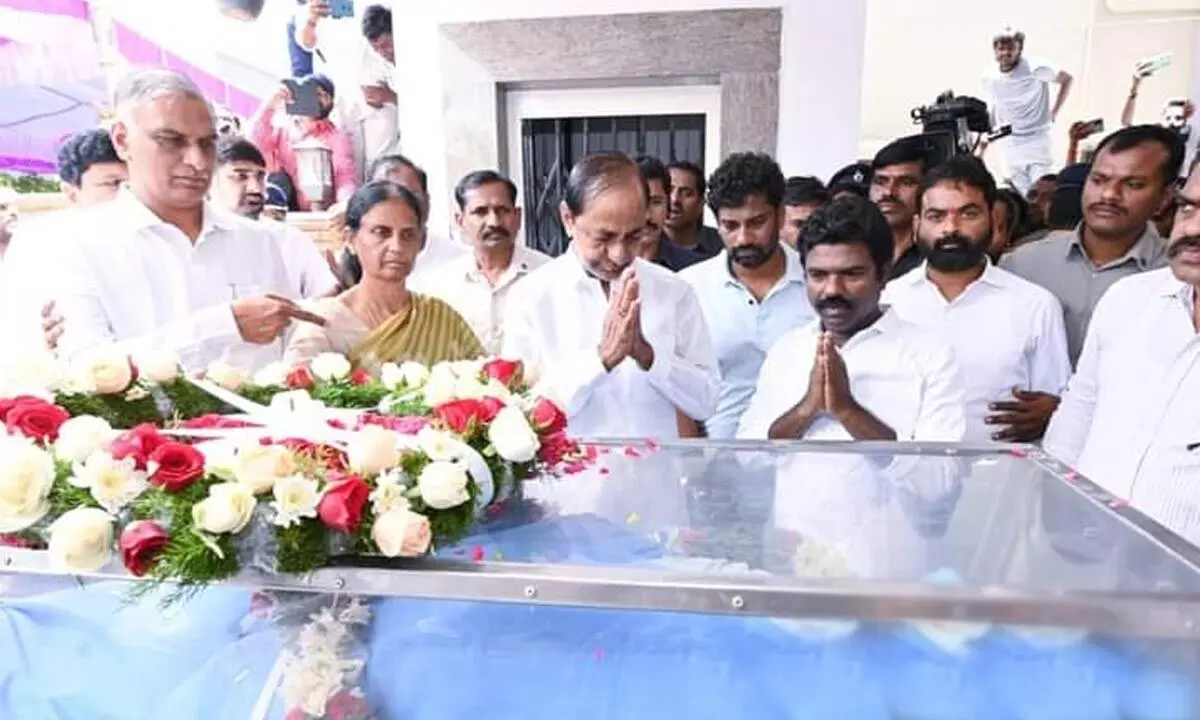 KCR pays tribute the noted singer Saichand, assures support to kin