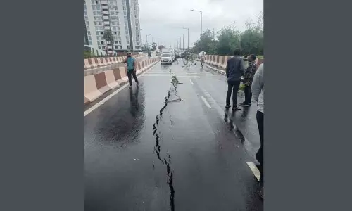Bridge on River Tapsi in Surat develops huge cracks