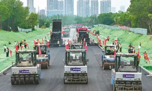 Shanghai records rare high temperatures amid rainy season
