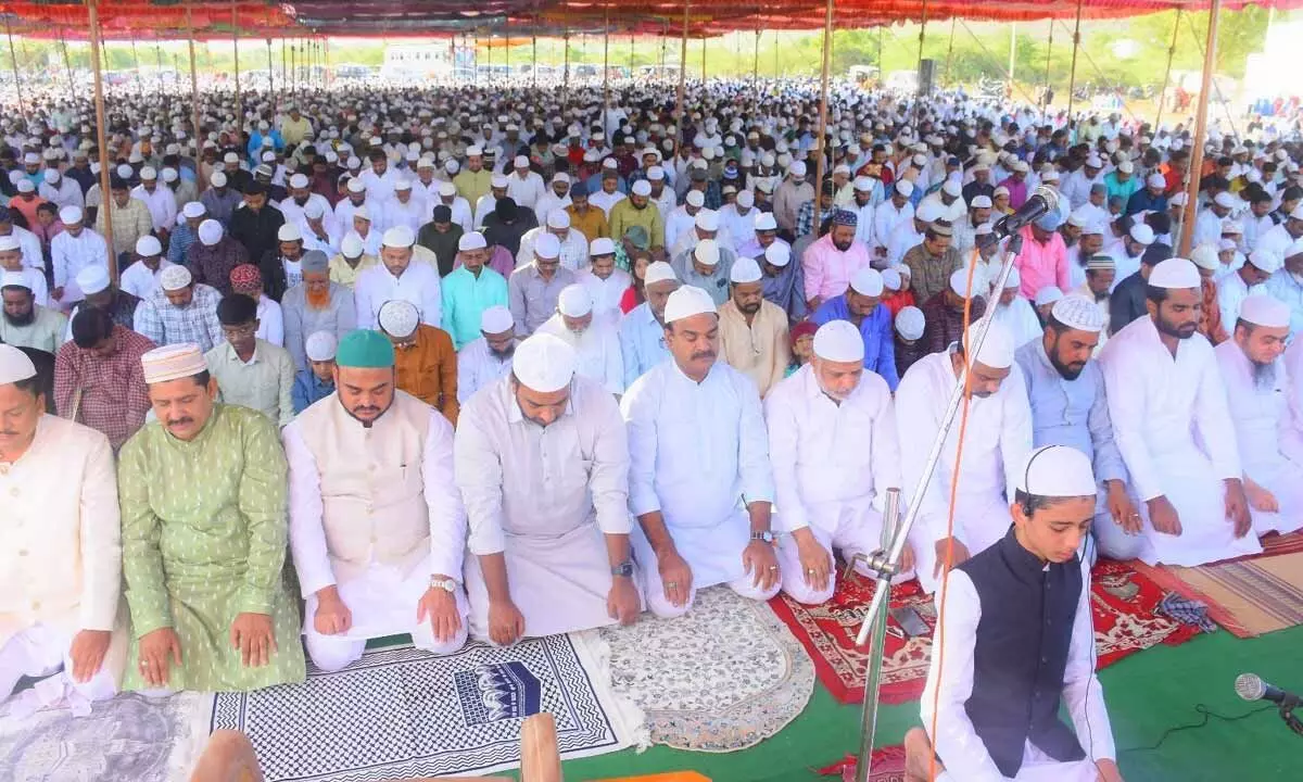 Deputy Chief Minister Amzath Basha along with Muslim religious leaders offering  special prayers on the occasion of Bakrid at Idgah grounds in Mamillapalle on the outskirts of Kadapa city on Thursday