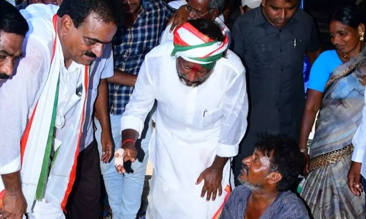 CLP leader Bhatti Vikramarka interacting with a worker who was engaged in furnace work, during his padayatra in Kusumanchi in Khammam district on Thursday