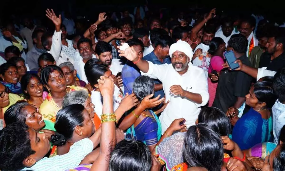 The thousand  of people grandly welcoming CLP leader Bhatti Vikramarka at Tellampadu in Palairconstitucney in Khammam district on Friday.