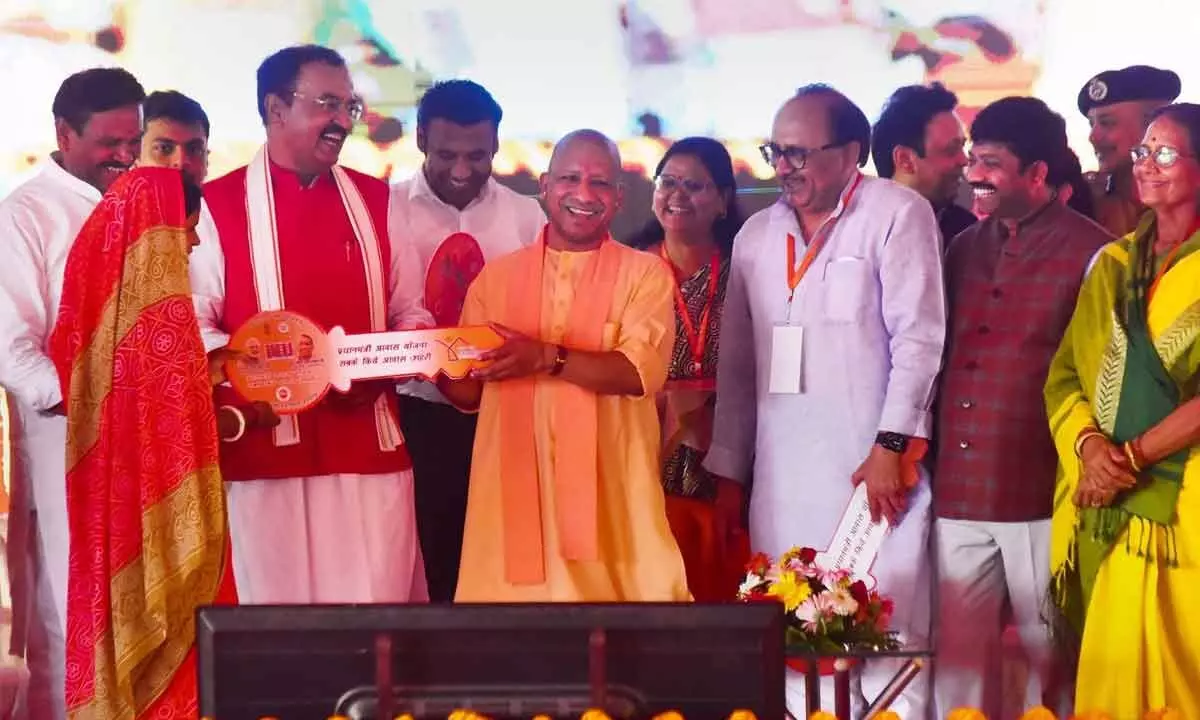 Yogi hands over keys of houses to the poor