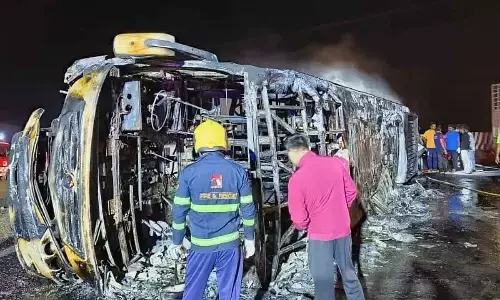 25 dead 8 injured when bus caught fire on Maharashtra exoressway