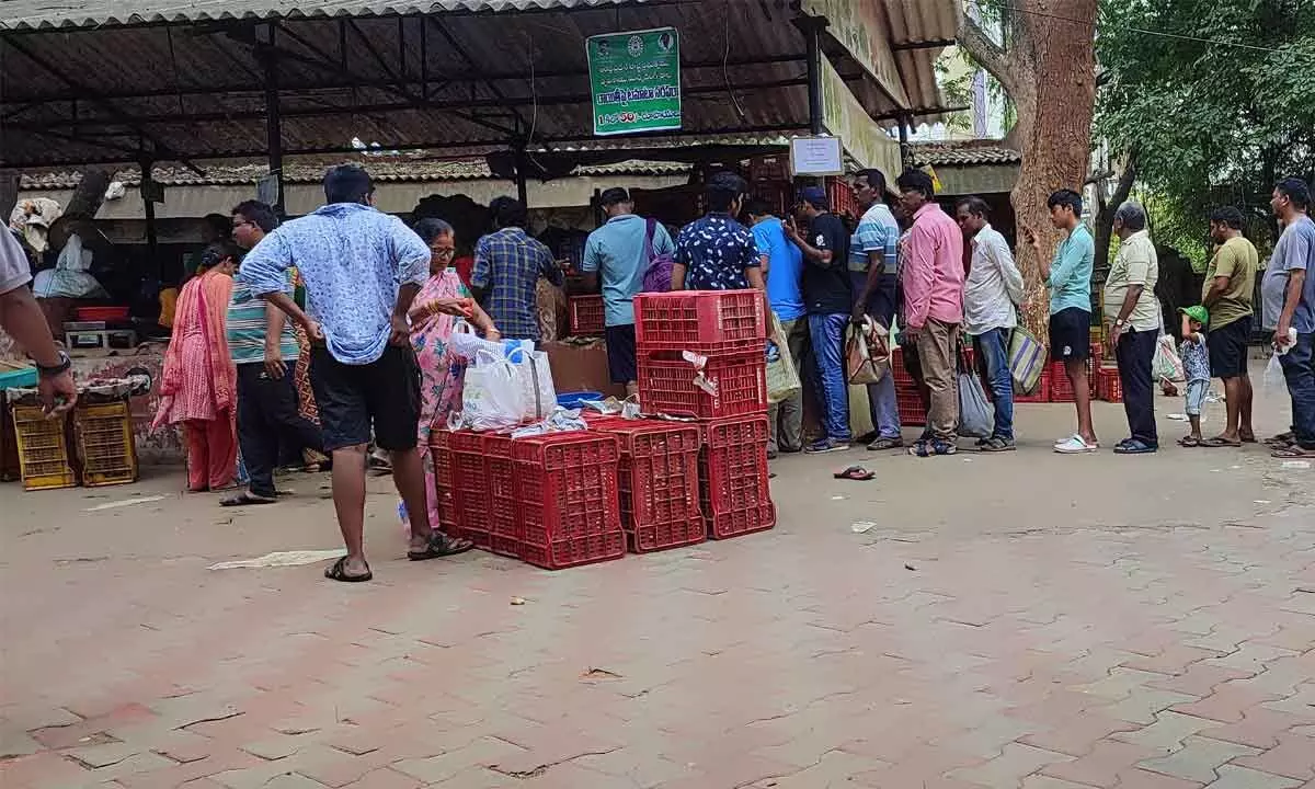 Consumers buying tomatoes at Gopalapatnam rythu bazaar at subsidy price on Sunday in Visakhapatnam