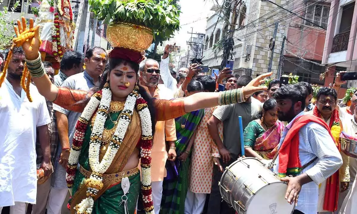 Hyderabad Bhagyanagar Sri Mahankali Jatara Bonalu Utsava Committee presenting Bangaru Bonalu to Goddess Kanaka Durga in Vijayawada on Sunday Photo: Ch Venkata Mastan