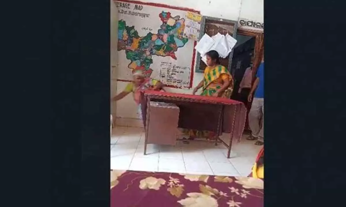 Nabarangpur: CDPO pushes woman clerk off her chair
