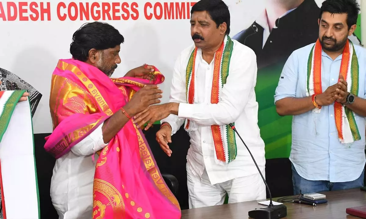 APCC president Gidugu Rudra Raju felicitating Telangana CLP leader Bhatti Vikramarka at Andhra Ratna Bhavan in Vijayawada on Monday