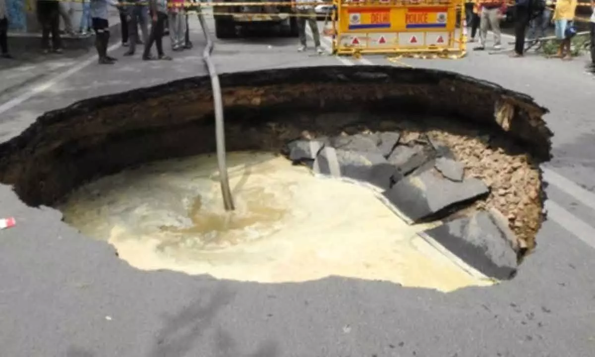 Road Caved in Janakpuri no one injured.