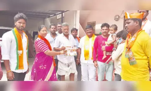 BJP leader Konda Manemma Nagesh interacting with people in Mahbubnagar on Tuesday