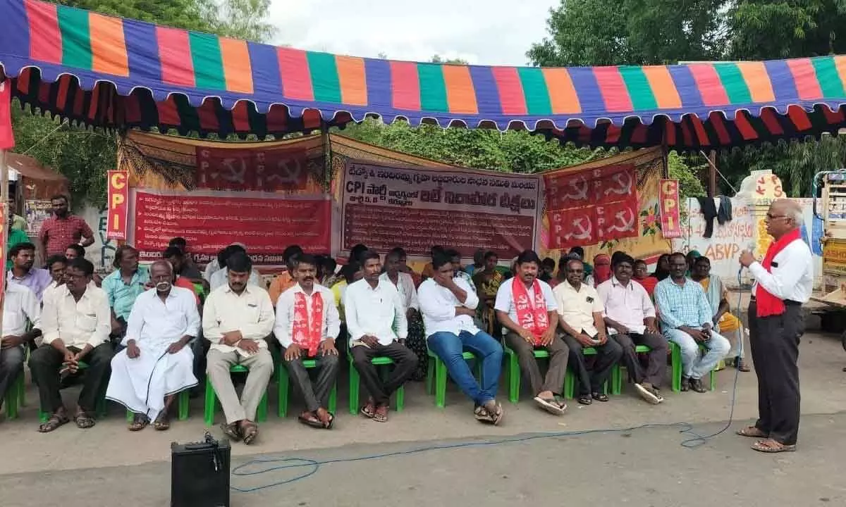 CPI senior leader Jagannath addressing at the two-day relay hunger strike at Dharna Chowk in Kurnool on Wednesday