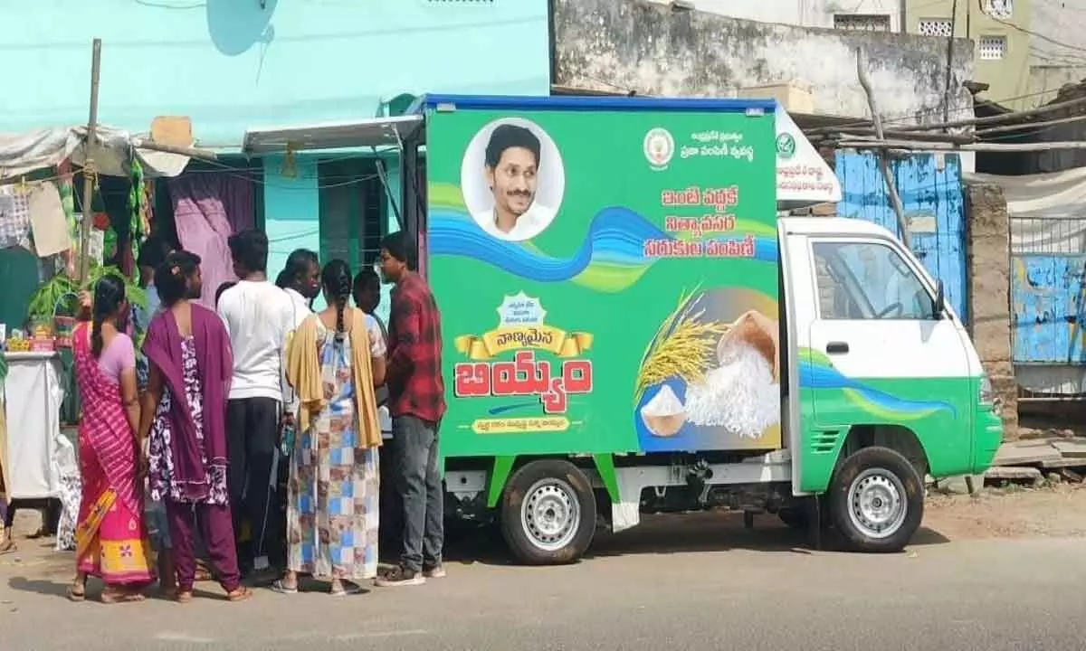 People waiting at the ration vehicle to get their ration in Rajamahendravaram (File photo)