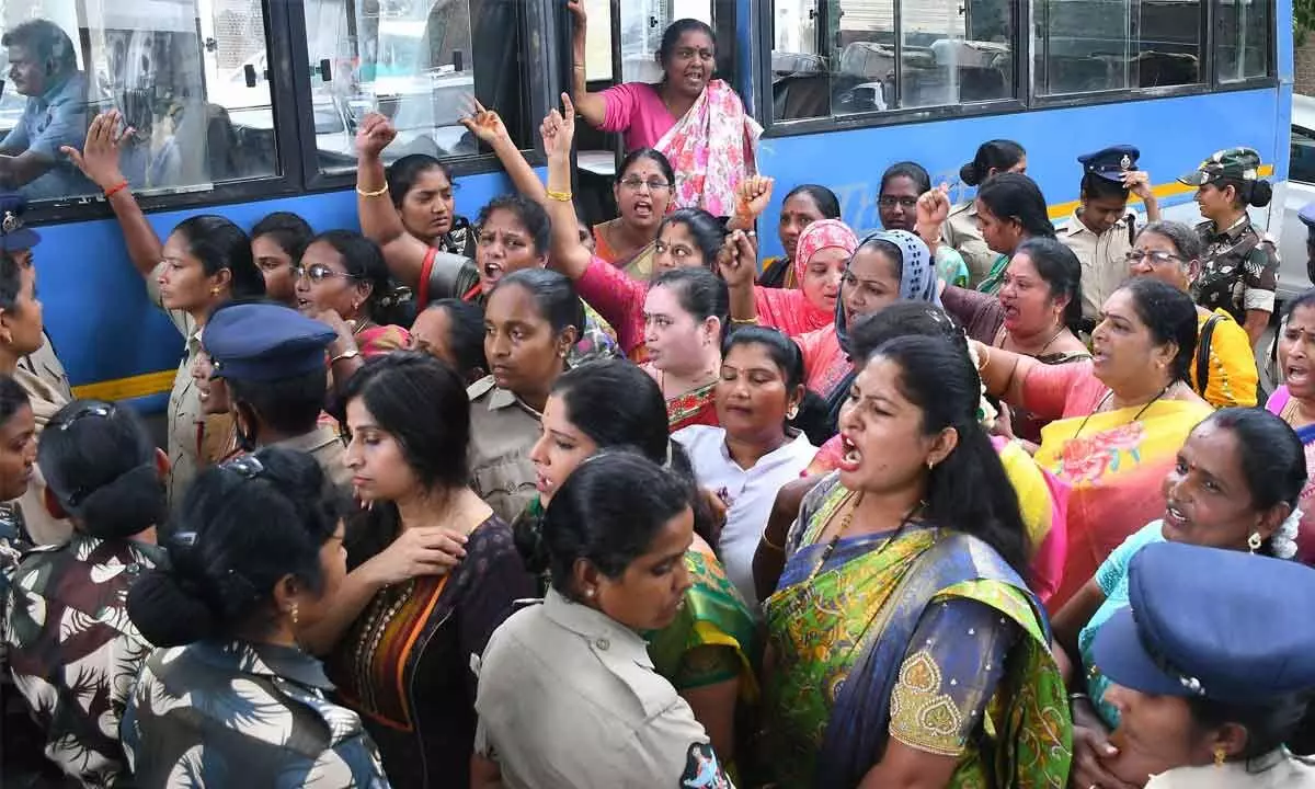 TDP women leaders and activists staging a protest outside Hotel Ilapuram in Vijayawada on Wednesday  Photo: Ch Venkata Mastan