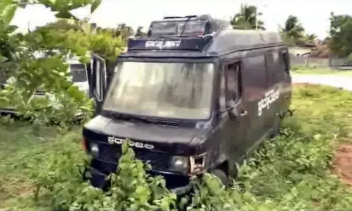 Shradanjali vehicle under repair; poors struggling to shift dead bodies