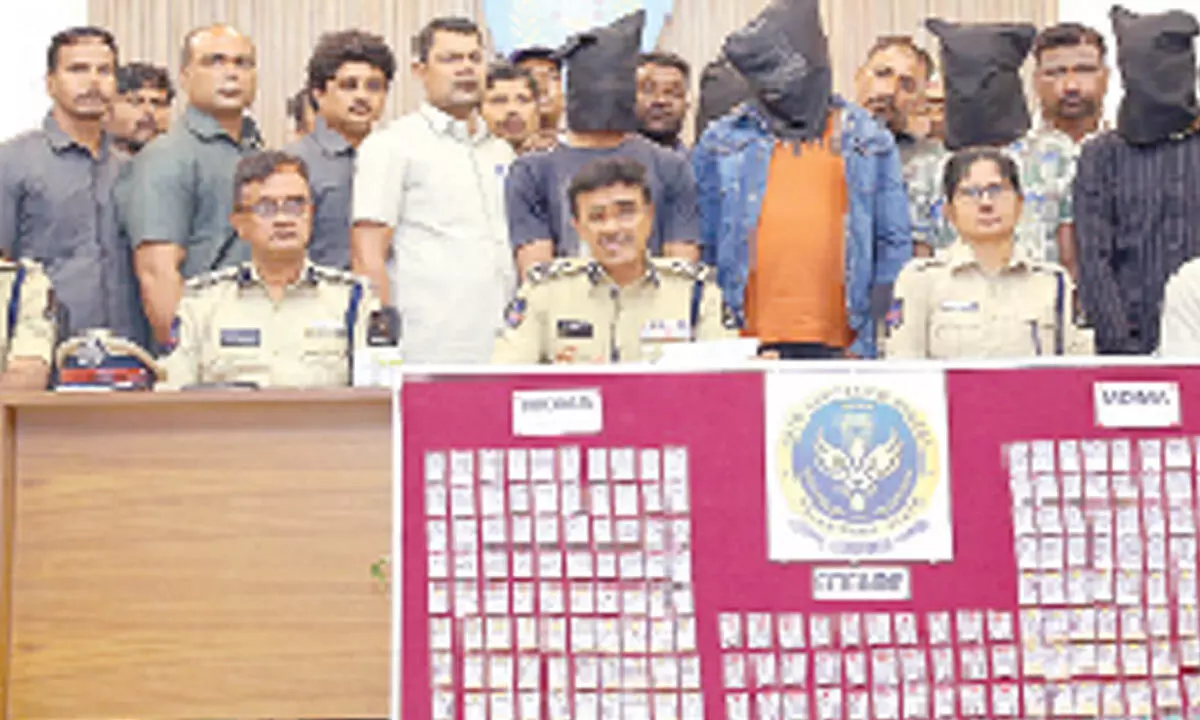 Hyderabad: International drug peddlers land behind barsas cops seize narcotics worth Rs 1 cr