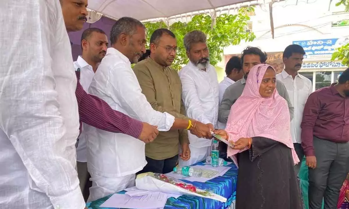 Municipal Commissioner A Bhargav Teja addressing at the Jagananna Suraksha programme after distributing a certificate to a woman, held at 19th ward in Kurnool on Friday. Panyam MLA Katasani Rambhupal Reddy is also seen.