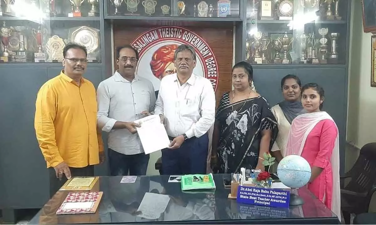 SKVT College Principal Dr Ebel Rajababu and Telugu Department Head Dr PVB Sanjeeva Rao exchanging Memorandum of Agreement at the college in Rajamahendravaram on Friday. Administrator of Kalapriya Institute Achanta Chandrasekhar and students are also seen.