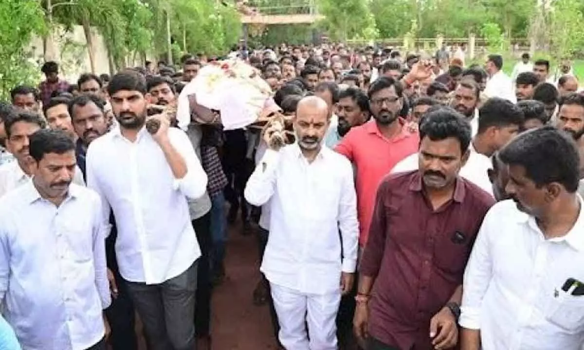 Keeping politics aside, Bandi and MLC Kaushik lent shoulder to deceased friend in funeral