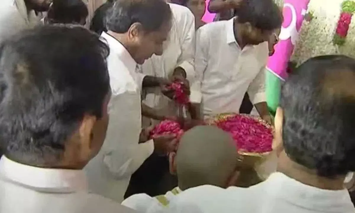 KCR pays tribute to singer Saichand at his memorial ceremony