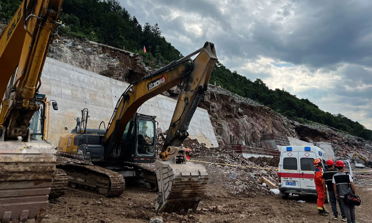 China landslide: 5 rescued, 9 still missing