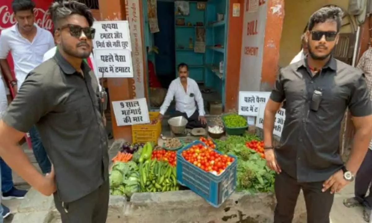 Lucknow: Vendor hires bouncers to keep tomatoes safe