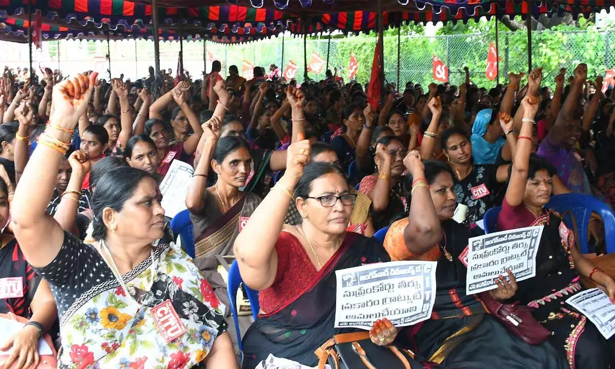 Anganwadi workers staging a protest at Dharna Chowk in Vijayawada on Monday  Photo: Ch Venkata Mastan