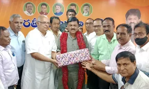 Representatives of Sistakaranam Sadhana Samithi interacting with Rajya Sabha member GVL Narasimha Rao in Visakhapatnam