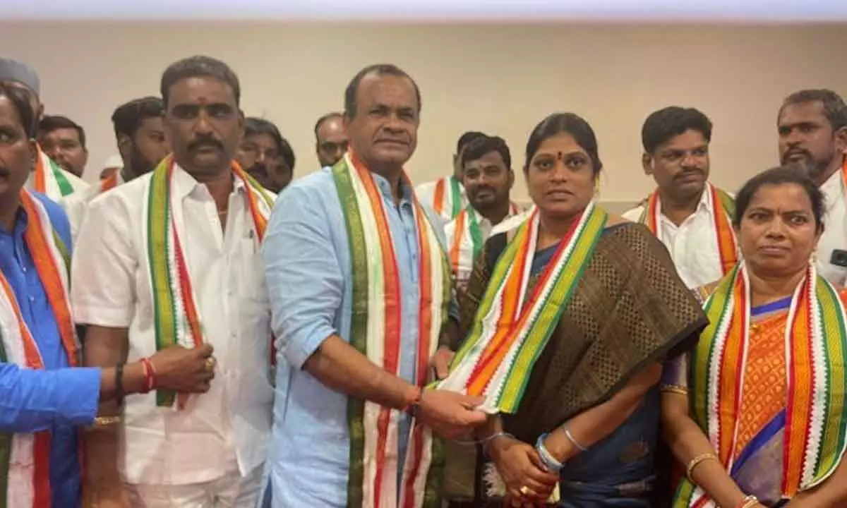 MP Komatireddy Venkat Reddy inviting BRS leaders and followers into Congress fold