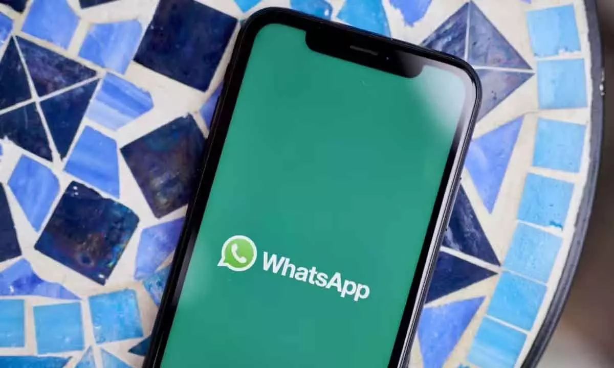 WhatsApp for iPhone gets a translucent bar – Find details