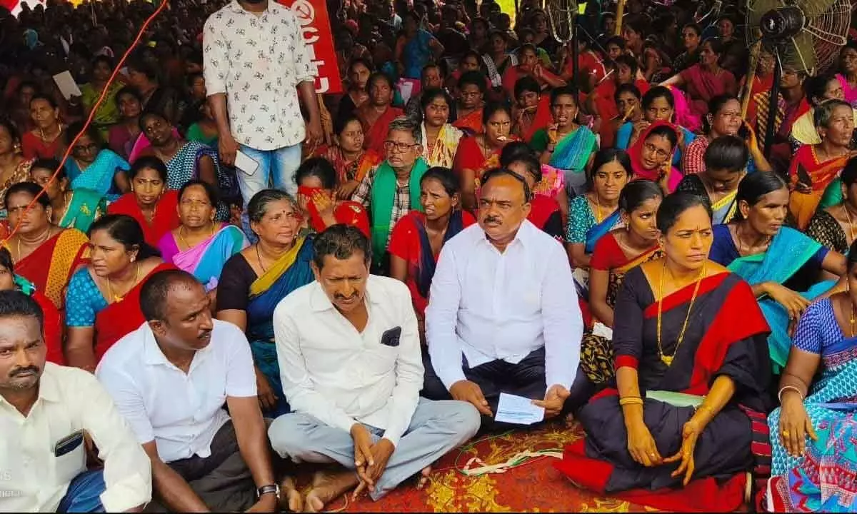 Former MLA Peela Govinda Satyanarayana extending his support to Anganwadi workers Maha Dharna held in Anakapalli district on Tuesday