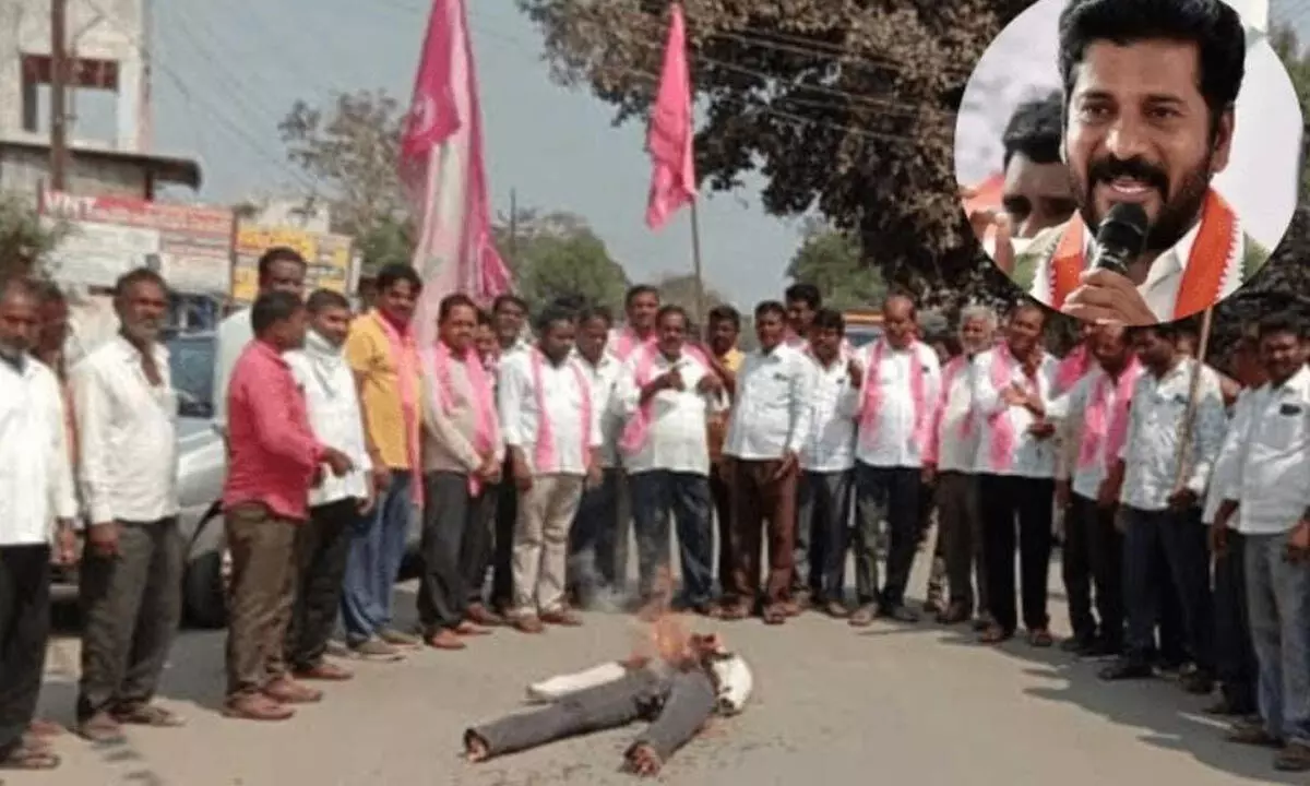 BRS activists burning an effigy of State Congress president Revanth Reddy in Wanaparthy on Tuesday